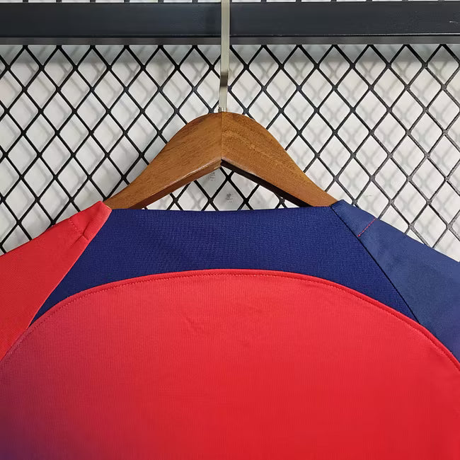 Maillot de tenue d’entraînement rouge et bleu 2023 du PSG Paris Saint-Germain