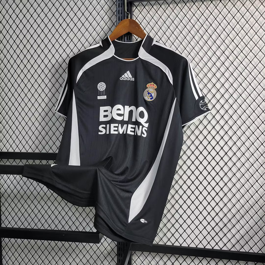 Camiseta visitante del Real Madrid 2006