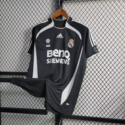 Camiseta visitante del Real Madrid 2006
