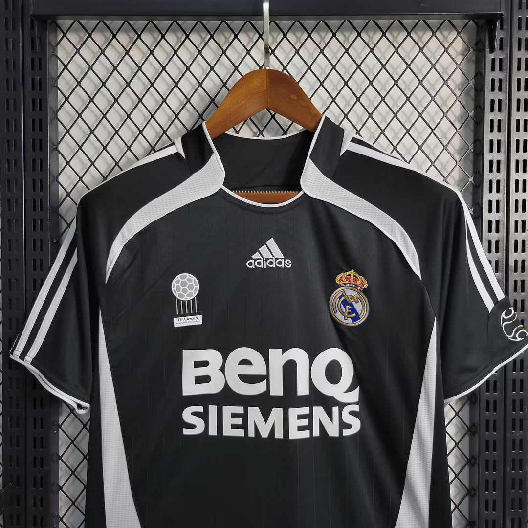 Camiseta visitante del Real Madrid 2006