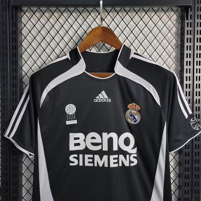 Camiseta visitante del Real Madrid 2006
