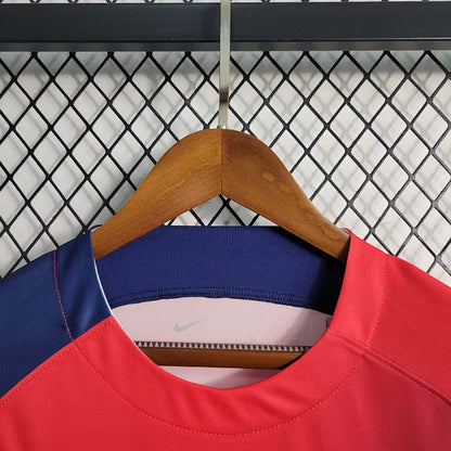Maillot de tenue d’entraînement rouge et bleu 2023 du PSG Paris Saint-Germain