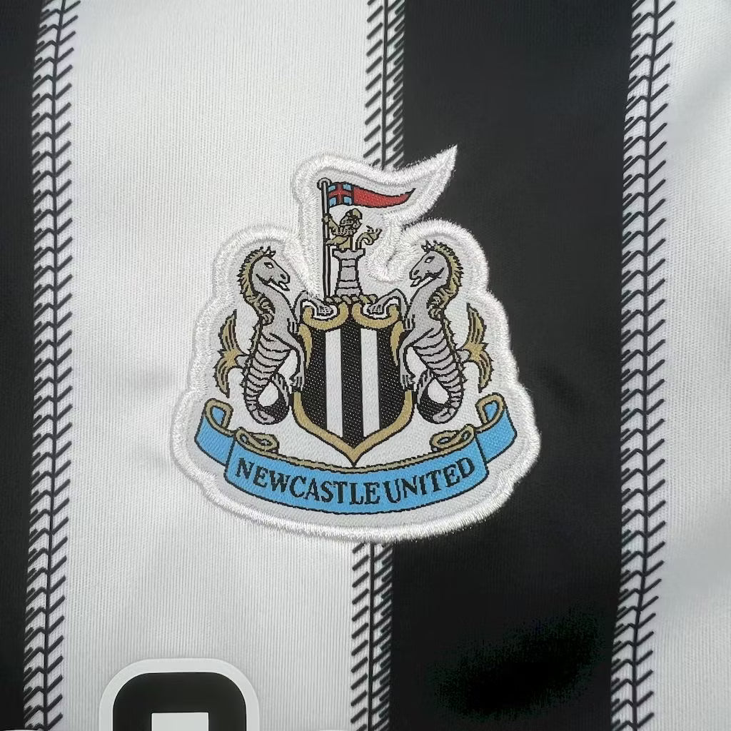 Camisola principal do Newcastle United de 2025