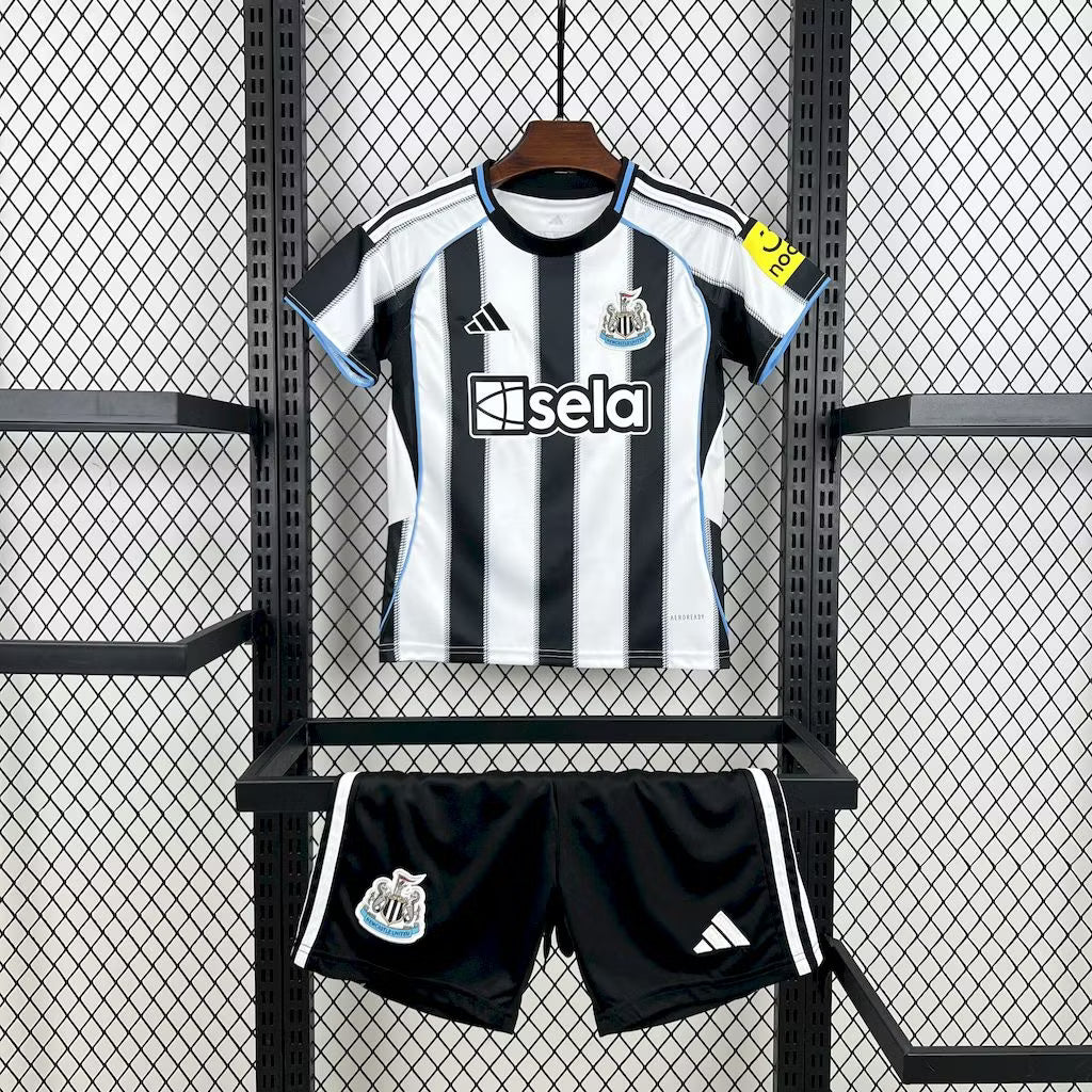 Camisola principal do Newcastle United de 2025