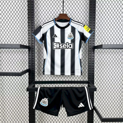 Camisola principal do Newcastle United de 2025