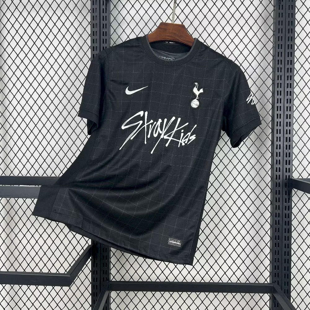 Wyjazdowa koszulka Tottenhamu 2025 x Stray Kids - edycja limitowana