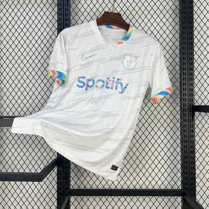 Maillot arc-en-ciel spécial du FC Barcelone 2025