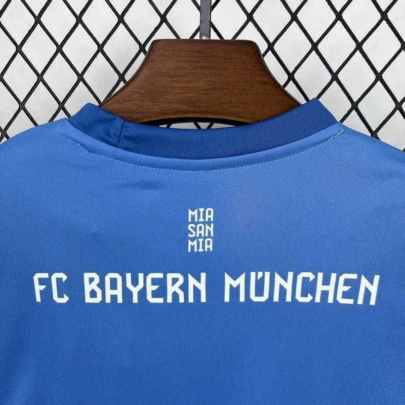 Camisola azul de guarda-redes do Bayern 2025