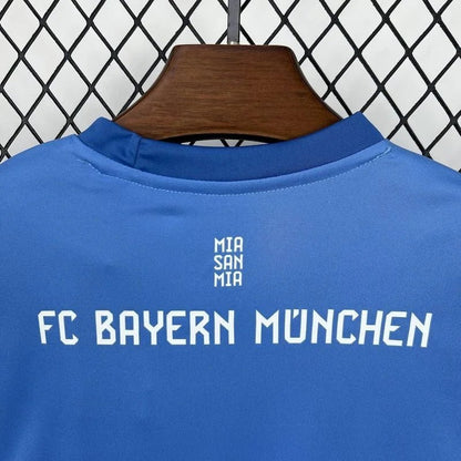 Camisola azul de guarda-redes do Bayern 2025