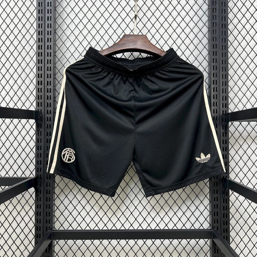 Short third du Bayern Munich 2025