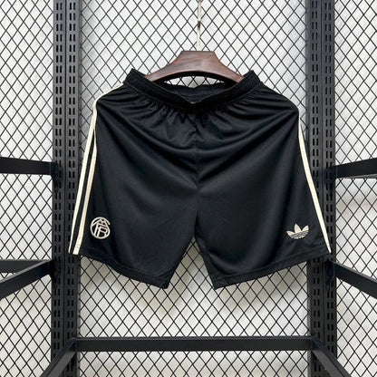 Short third du Bayern Munich 2025