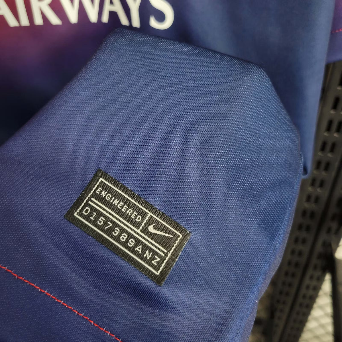 Maillot de tenue d’entraînement rouge et bleu 2023 du PSG Paris Saint-Germain