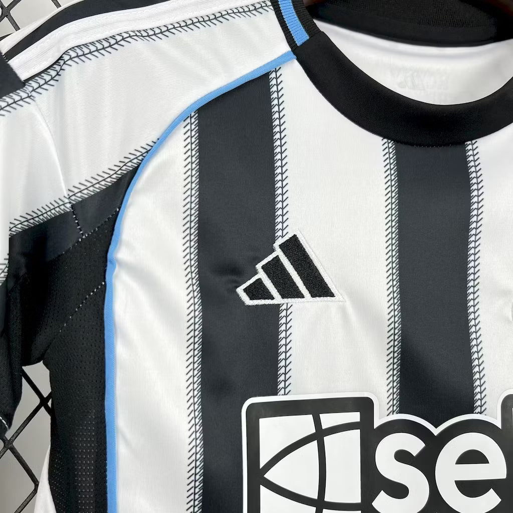 Camisola principal do Newcastle United de 2025