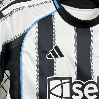 Camisola principal do Newcastle United de 2025