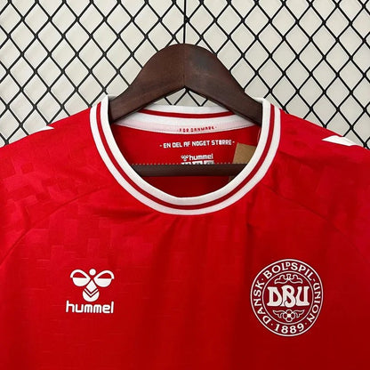 Camisola principal da Dinamarca 2024