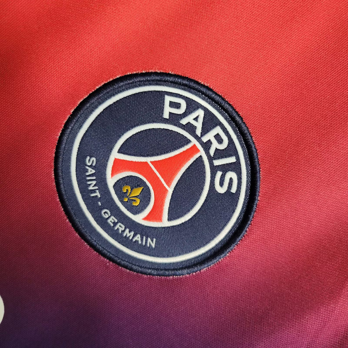 Maillot de tenue d’entraînement rouge et bleu 2023 du PSG Paris Saint-Germain