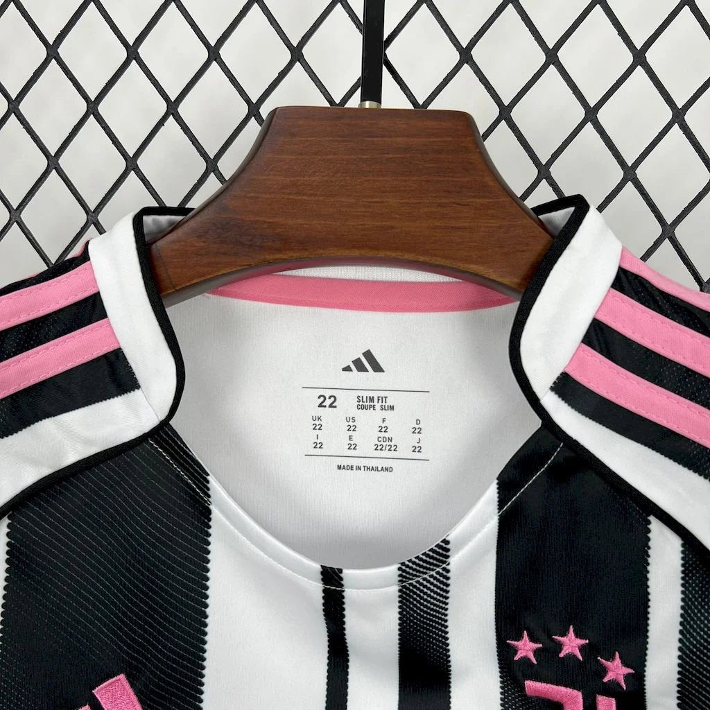 Domowa koszulka Juventusu 2025