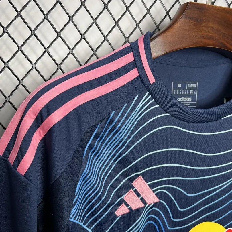 Terza maglia da trasferta del Leeds United 2024