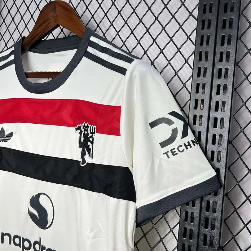 Manchester-United-Auswärtstrikot 2024, drittes Trikot