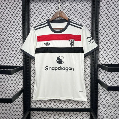 Manchester-United-Auswärtstrikot 2024, drittes Trikot