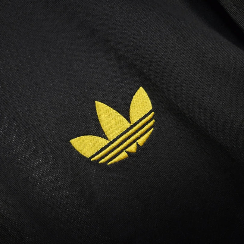 Chaqueta cortavientos negra y blanca del Manchester United 2025