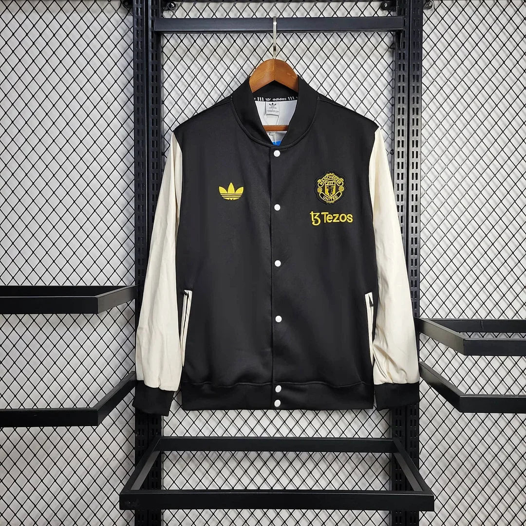 Chaqueta cortavientos negra y blanca del Manchester United 2025