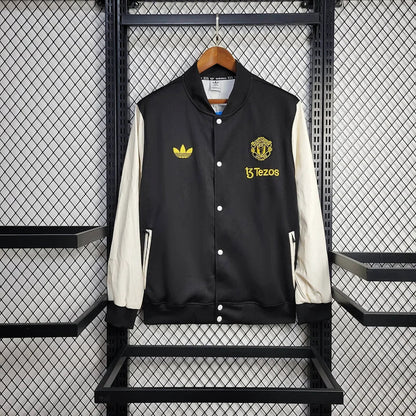 Chaqueta cortavientos negra y blanca del Manchester United 2025
