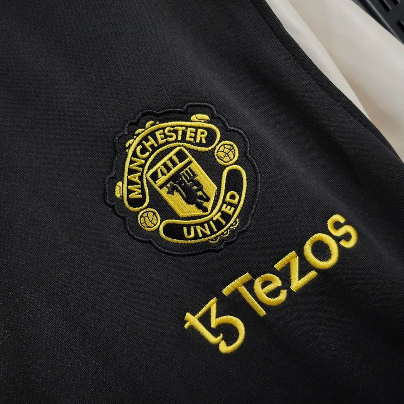 Chaqueta cortavientos negra y blanca del Manchester United 2025