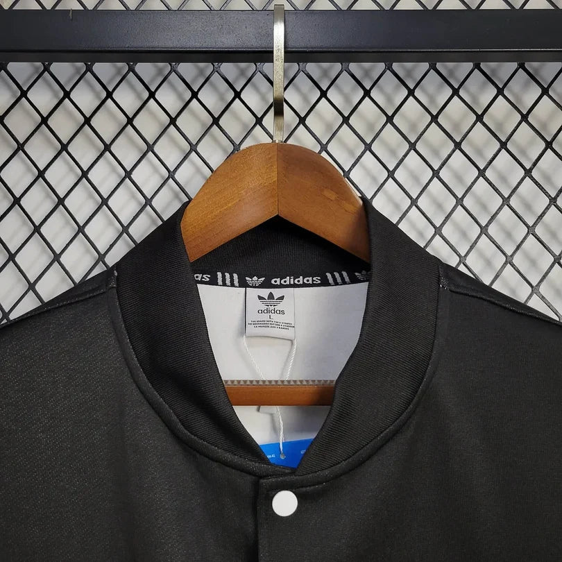 Chaqueta cortavientos negra y blanca del Manchester United 2025