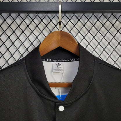 Chaqueta cortavientos negra y blanca del Manchester United 2025