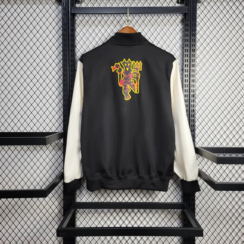 Chaqueta cortavientos negra y blanca del Manchester United 2025