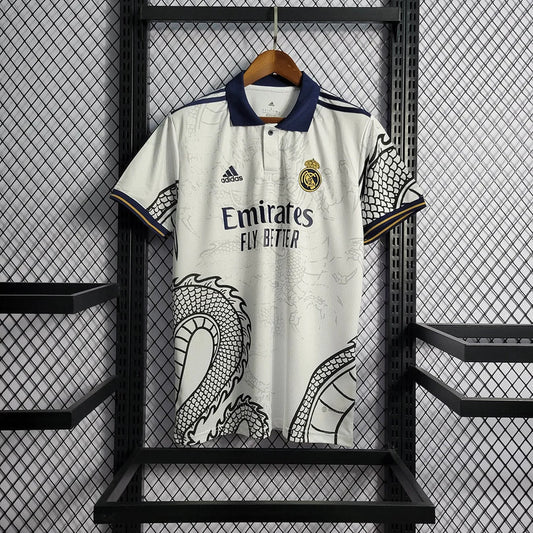 Camisola branca do Real Madrid 2022 com dragão