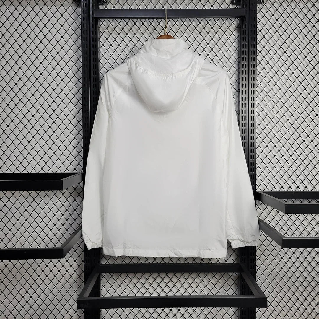 Chaqueta cortavientos blanca del Real Madrid 2025