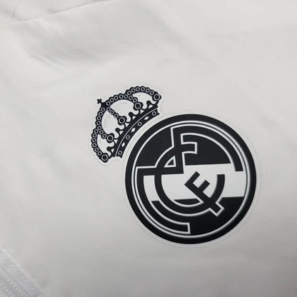 Chaqueta cortavientos blanca del Real Madrid 2025