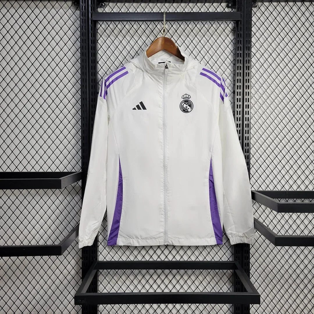 Chaqueta cortavientos blanca del Real Madrid 2025