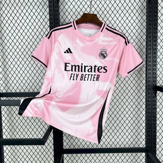 Maillot rose spécial du Real Madrid 2025